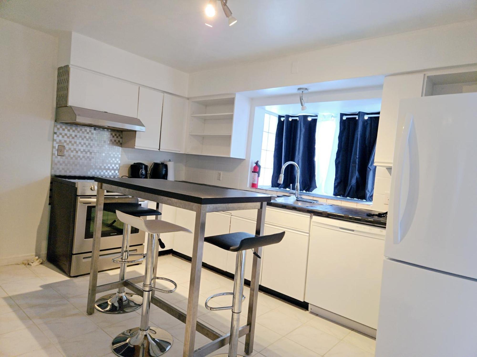 Charming Room With Attached Private Bath In The Heart Of Vancouver! Private Parking, Self Check-In & Just 4 Mins To Metrotown! Buitenkant foto